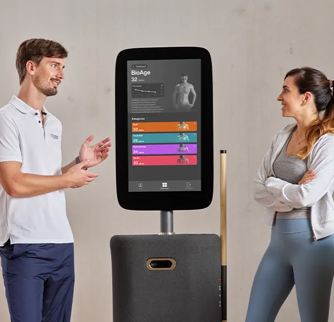 EGYM Bio-Age scherm met trainer en klant