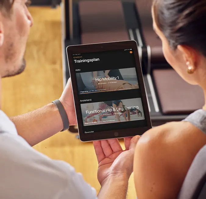EGYM trainingsplan op tablet met persoonlijke oefeningen